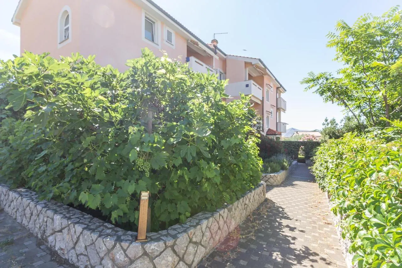 Apartments Ema & Mislav With Terrace Baška